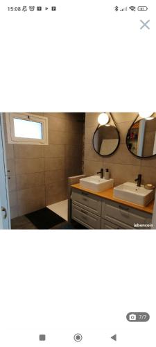 滨海拉塞讷Appartement cosy proche mer的浴室设有2个水槽和镜子