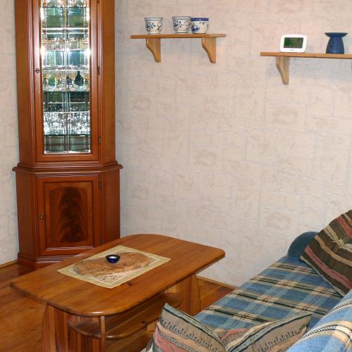 KrauschwitzBungalow im Märchengarten的客厅配有桌子和沙发