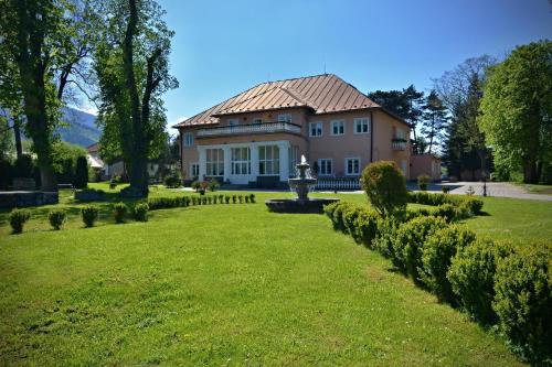 利托斯基简斯瓦托杨斯基城堡酒店的前面有草坪的大房子