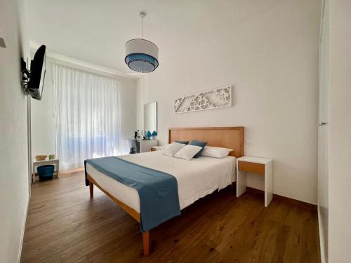 奥特朗托B&B Venti di Mare的一间卧室配有一张床和一台电视