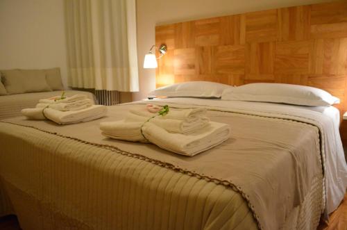 塔兰托Il Bisso的一间卧室配有带毛巾的床