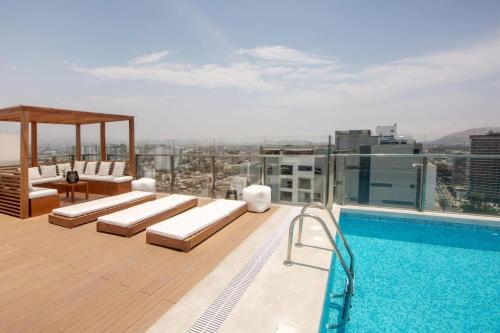 Chic Executive Apartment-Barranco内部或周边的泳池