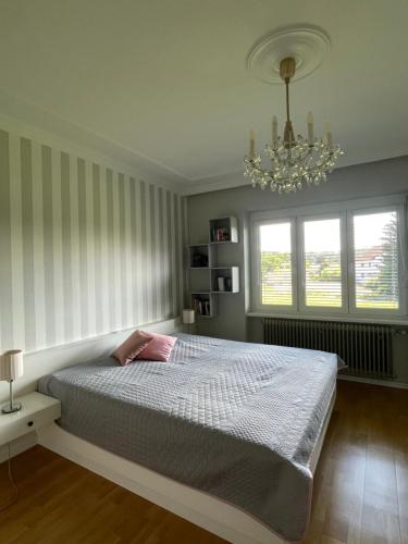 穆勒克Ferienwohnung Eva的一间卧室配有一张床和一个吊灯