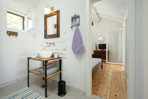 斯塔里格勒Lavender Dreams Cottage Hvar的一间带水槽的浴室和一张位于客房内的床
