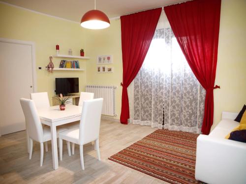 奥维多Appartamenti Pistrella的一间设有白色桌子和白色椅子的用餐室