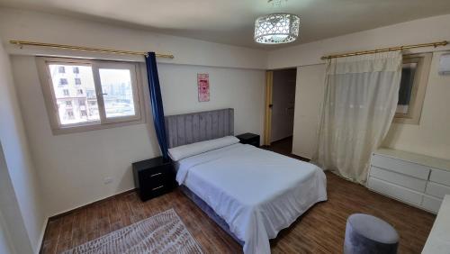 亚历山大Midpoint Sea View - families only的卧室配有白色的床和窗户。