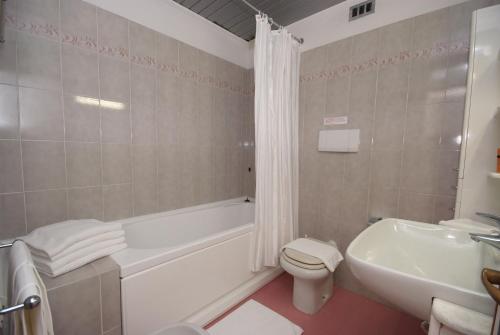 坎普码头精英住宅酒店的带浴缸、卫生间和盥洗盆的浴室