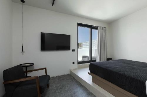 CUBIC Mykonos Seafront Design Suites的电视和/或娱乐中心