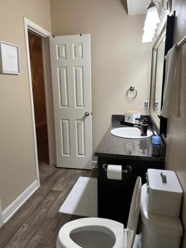 休斯顿Smoke free Amazing spacious 2 beds 2 baths modern living的浴室配有白色卫生间和盥洗盆。