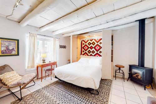 圣达菲Casita Testoro的一间卧室配有一张床和一个壁炉