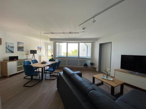 青斯特Meehrblick App 215的客厅配有沙发和桌子