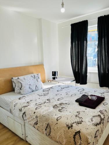爱丁堡FABULOUS 2BED 2BATH Ground Floor SERVICED ACCOMMODATION Near CITY的一间卧室设有一张床和一个窗口