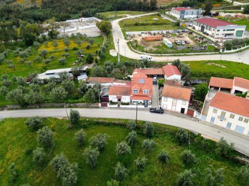 戈伊什Casa da Avó Fátima的享有村庄的空中景色,设有道路和房屋