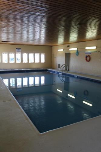 坎贝尔河贝斯特韦斯特奥地利小木屋酒店的一座带游泳池的建筑中的一座空游泳池