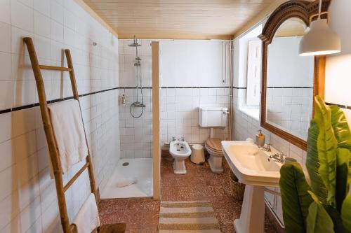 奥比多斯Casa Amarela的浴室配有盥洗盆、卫生间和浴缸。