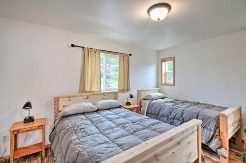 CraigOceanfront Craig Apt Grill, Fishing On-Site!的一间卧室设有两张床和窗户。