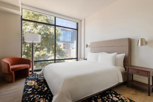 西雅图Sonder at Pivot的卧室设有白色的床和大窗户