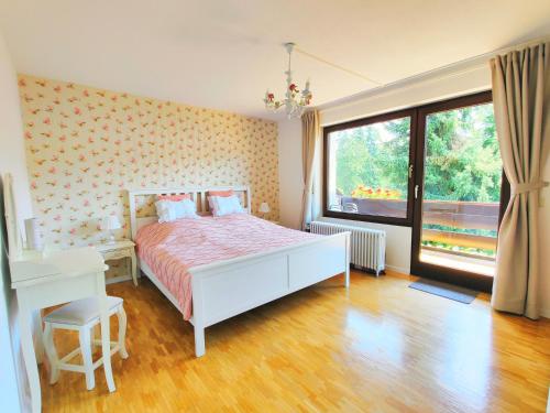 蒂蒂湖-新城Romantic Style Apartment Titisee的卧室配有白色的床和窗户。