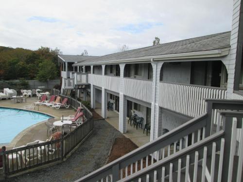 普罗温斯敦普罗温斯敦伊斯特伍德酒店的阳台享有带游泳池的房屋景色