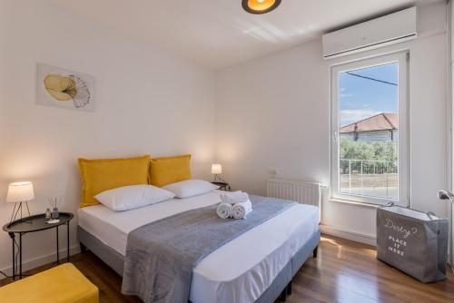 特罗吉尔Villa Trogir save 15 percent on Split-villas com的一间卧室设有一张床和一个大窗户