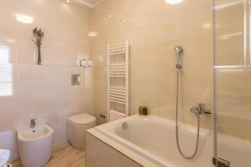 Villa Trogir save 15 percent on Split-villas com的一间浴室