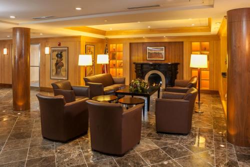 伍斯特比奇伍德酒店的大堂配有沙发、椅子和壁炉