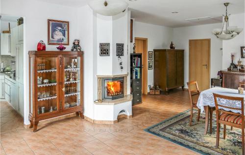 Beautiful Home In Brnlos With Wifi的客厅设有壁炉和餐桌。
