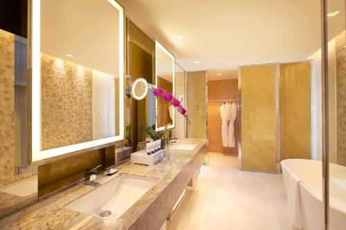 北京北京泛太平洋酒店的一间带大水槽和浴缸的浴室