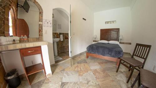 迪坡斯特兰La Buena Suerte的一间卧室配有一张床,浴室设有淋浴。