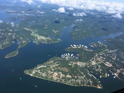 布兰森Lakefront Indian Point Condo with Boat Slip的新加坡群岛的空中景观