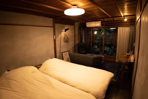 京都六根ゲストハウス Rokkon guest house的一间小卧室,配有床和窗户