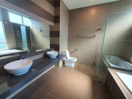 振林山Villa near Bukit Indah / Eco Botanic / Legoland / Horizon Hill的浴室配有2个盥洗盆、卫生间和淋浴。