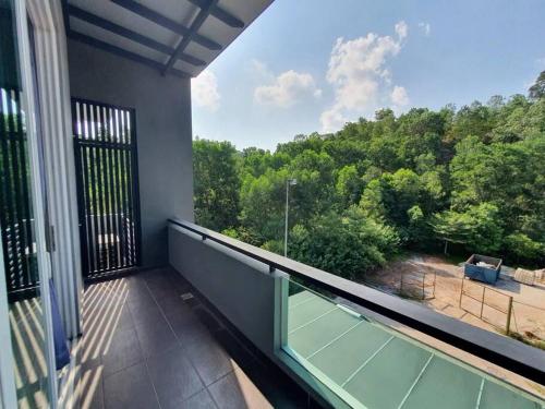 振林山Villa near Bukit Indah / Eco Botanic / Legoland / Horizon Hill的阳台享有网球场的景致。
