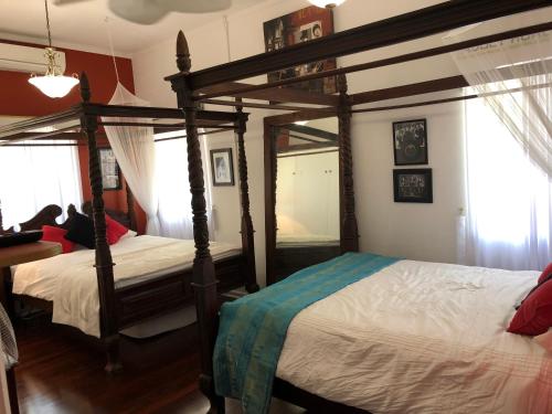 飞鱼湾Island Time Guest Room的一间卧室配有两张床和镜子