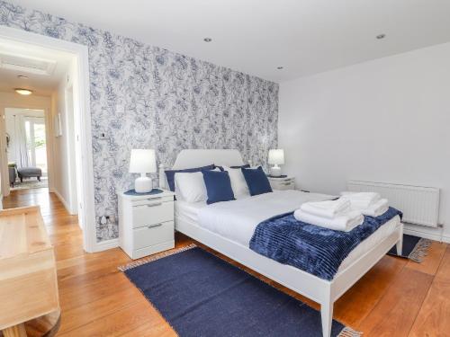 拉尔Lily Pad的一间卧室设有一张床和蓝白色的墙壁