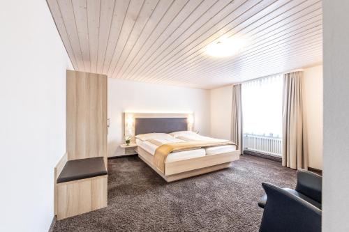 弗劳恩费尔德克罗伊茨黄金酒店的一间卧室设有一张床和一个大窗户