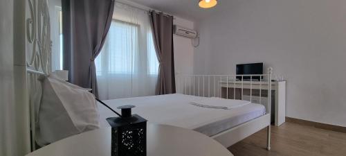 科斯蒂内什蒂Vila DVG Costinesti的白色的小房间,配有床和桌子