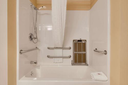 罗阿诺罗阿诺克机场凯富酒店的带淋浴和浴缸的浴室