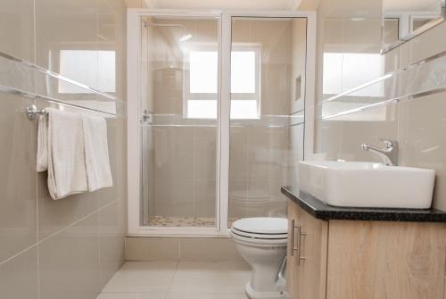 德班Bayside Hotel 116 West Street的浴室配有卫生间、盥洗盆和淋浴。
