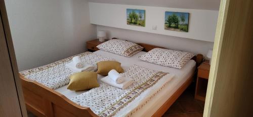 塞里特雷尼科Vila Lisina的一间卧室配有带2个枕头的床