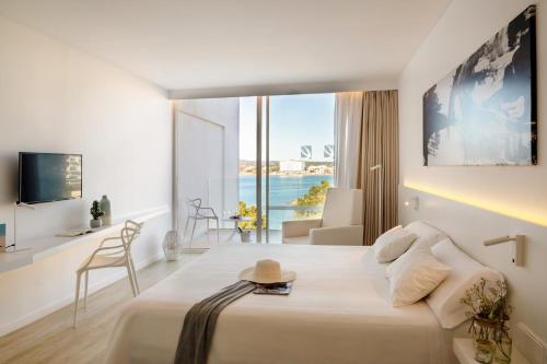 圣安东尼奥湾Els Pins Resort & Spa - Emar Hotels的酒店客房,设有一张床铺,享有海景