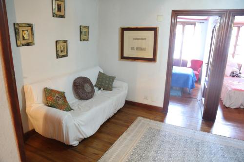 VillanuevaHabitaciones Dobles en Casa的客厅配有白色沙发及枕头