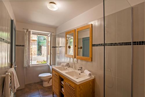 皮亚纳Gîte Du Pont - Piana的一间带水槽、卫生间和镜子的浴室