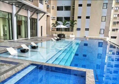 宿务The Persimmon Studio at the Heart of Cebu的一座位于酒店大楼内的游泳池