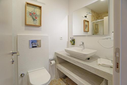 切什梅POM Alaçatı Boutique Otel的白色的浴室设有水槽和卫生间。