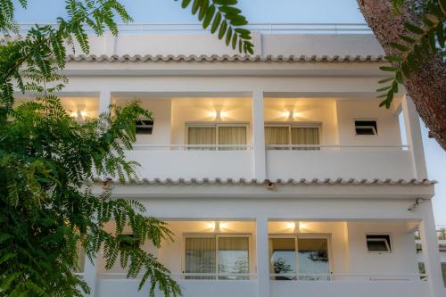 卡拉达沃IROCO HOSTAL的白色公寓大楼设有白色阳台