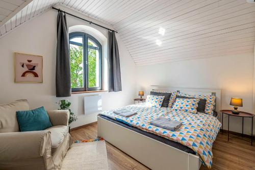 巴拉顿阿卡拉提亚Villa Uno Balaton的一间卧室配有一张床和一张沙发