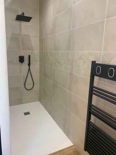 拉马斯特尔Chambre avec entrée indépendante的带淋浴的浴室,墙上配有电话