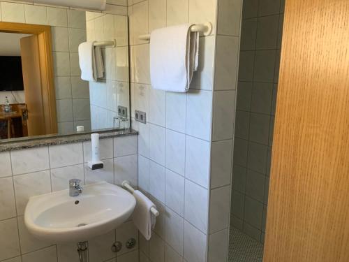 HohenstadtGasthaus Sonne的白色的浴室设有水槽和镜子