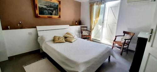 尼斯Perle的一间卧室配有一张带两个枕头的床